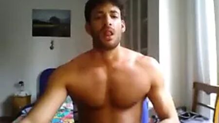 Estoy a punto, me voy a correr. Qué guapo... el chico egipcio