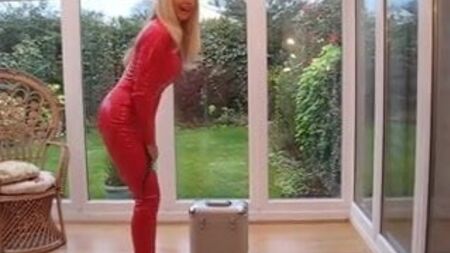 Traje de PVC con detalles en PVC rojo