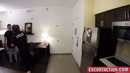 La escort Ashley Adams, esposada y follada a fondo