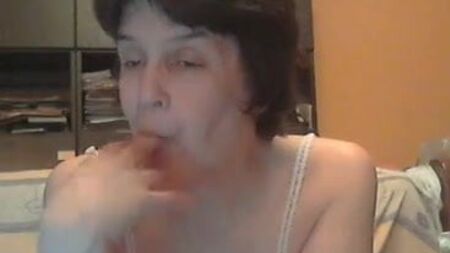 Una mujer mayor chateando por Internet