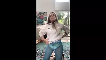 JoJo Levesque enseña un pecho en Instagram