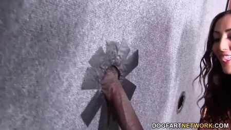 Angelica Sage se folla una polla negra - Gloryhole