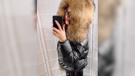 La señorita Fur con una chaqueta acolchada brillante