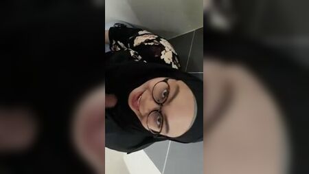 Indonesia - Un hiyab negro tirado en el baño