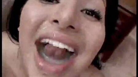 ¡Sativa Rose deja que dos tíos se corran en su boca y se lo traga todo!