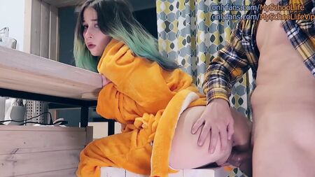 Sexo con una adolescente somnolienta en pijama de Pokémon