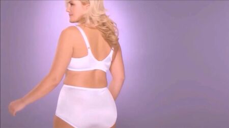 Modelo de ropa interior para tallas grandes