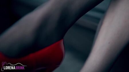Zapatos de tacón alto rojos con punta abierta y medias