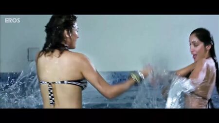 Udita Goswami y Sofia Hayat en una sensual escena en bikini