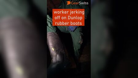 un obrero masturbándose con unas botas de goma Dunlop