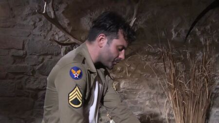 El soldado está deseando abrirle el culo
