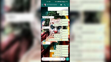 Una chica de Locanto hace una videollamada