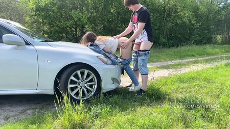 Una adolescente amateur se lo montó al aire libre