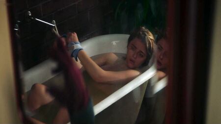 Chloe Grace Moretz, sexy y desnuda, envuelta en una toalla