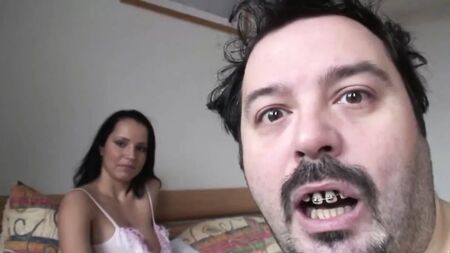 Un anciano abusó de su novia de pechos grandes
