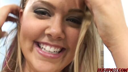 La guapa Amber Peach es una zorra anal sin límites