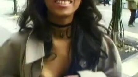 Una joven y guapa hawaiana se exhibe por París