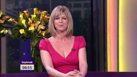 Kate Garraway, vestido escotado y escote