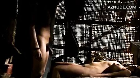 Escena sensual de la película «Chatrak», interpretada por Paoli Dam