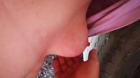 Tetas colgantes que se golpean en el granero - tráiler