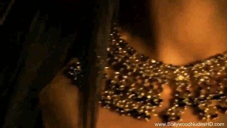 Una hermosa mujer desnuda se muestra tal y como es