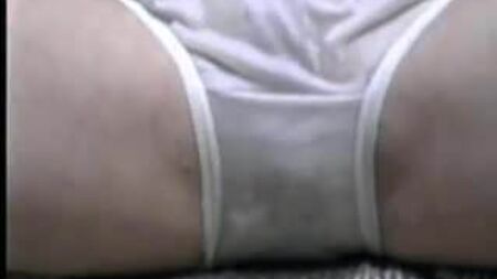 Una chica guapa riendo con braguitas de nailon blancas