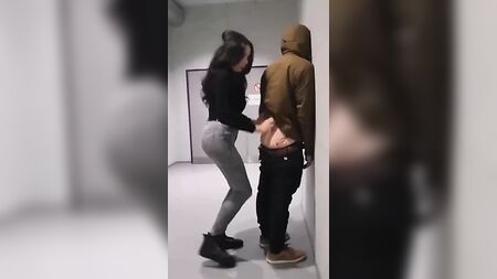Una chica trans se acuesta con un chico en el pasillo