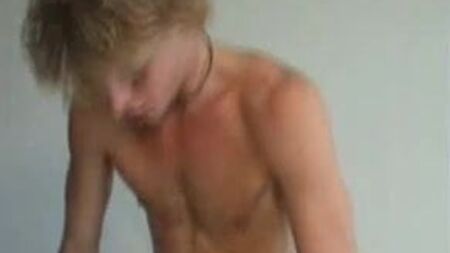 Un surfista pasa dos rondas en un glory hole gay