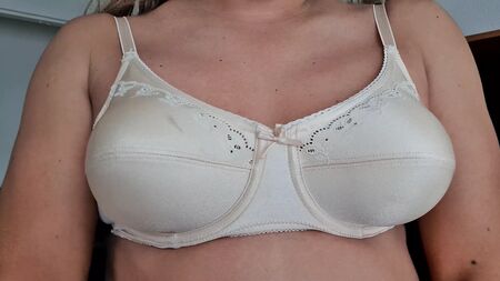 Sujetador de nylon Ptex en color nude, talla 34C, que realza el movimiento de los pechos