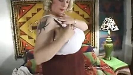 Mujer rellenita con las tetas grandes en una escena en solitario