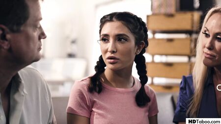 Unos padres de mala calaña se acuestan con una pobre chica
