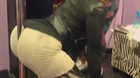 Deelishis: baila demasiado con el trasero dentro de los pantalones