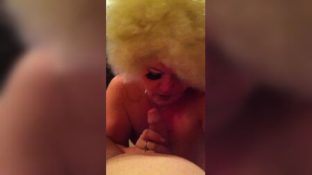 Rubia afro que chupa pollas