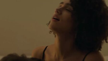 Nathalie Emmanuel y Britt Lower - «Holly Slept Over»