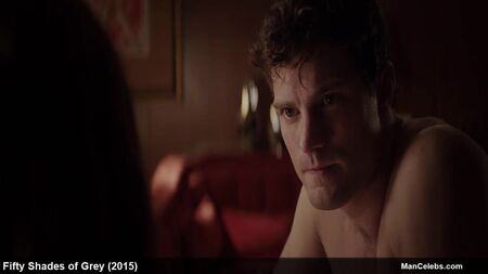 Escenas de cine sensuales del famoso actor Jamie Dornan sin camiseta