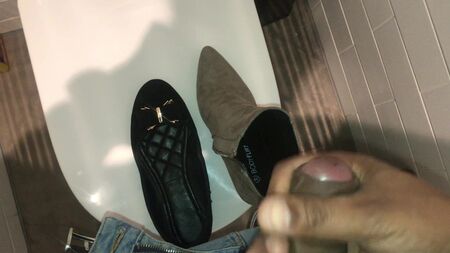 Correrse en los zapatos de los compañeros de trabajo en la oficina