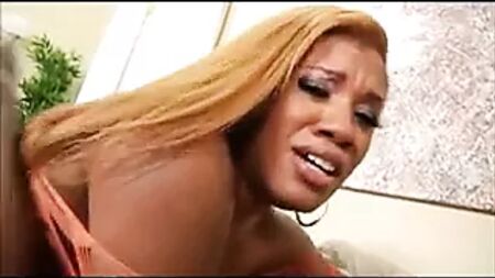 El enorme culo mojado y negro de Sydnee Capri