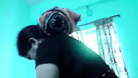 Tía guapa de Bangladesh se baña para que te corras y comentes