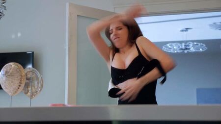 Escena sexy de Anna Kendrick en ScandalPlanet.Com