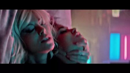El sexo lésbico de Charlize Theron en «Atomic Blonde» en ScandalPlanet.Com