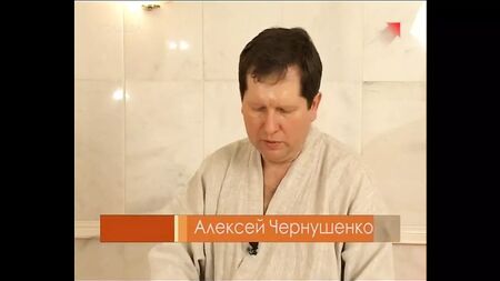Un hombre da un masaje a la modelo desnuda Valentina Kolesnikova en un hammam