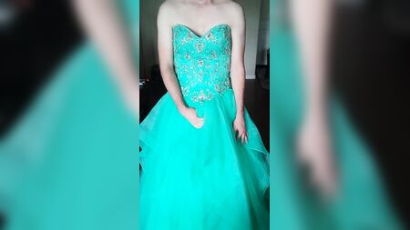 Llevando un vestido de graduación azul verdoso con la espalda en forma de corsé