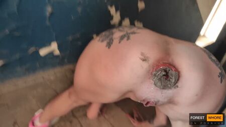 Empujando la suciedad en el culo y comer basura Bosque puta - Hardcore juego público de riesgo y la humillación extrema sucio, Amateur, Ucrania Meando