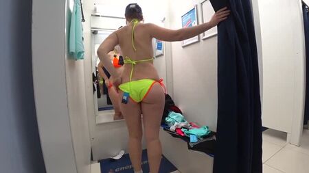 Milf madura y su hija pequeña en un probador público. Diferentes trajes de baño y mini bikinis en sexy culo grande. - XVIDEOS.COM