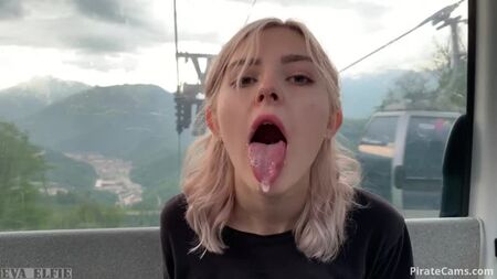 Adolescente traga cargas de esperma en un teleférico mamada pública Eva Elfie - Beautiful Babes