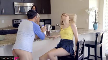 Bambino & Lexi Lore [ Rubias & Joven & Premium / Falda , En la cocina , Afeitado , Crempai , Sexo con ropa , Joven , Joven ,