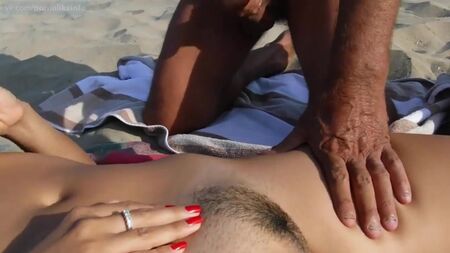 Dos hombres masturban la polla y se corren en una chica desnuda en la playa (paja, corrida, pov, nudismo, orgasmo, peludo, eyaculación,masturbación)