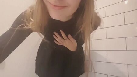 Estudiante en el baño de la universidad enseñando el coño, acariciándose y masturbándose