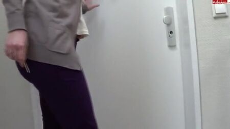 UNA MUJER SE MEA LOS PANTALONES MORADOS DELANTE DE SU CASA