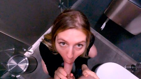 Por cierto, una chica decente nunca entrará al baño